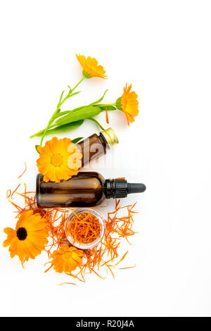 Calendula officinalis, den Pot marigold, ruddles, gemeinsame Ringelblume oder Scotch Ringelblume unterschiedliche Gesundheit Produkte auf Holz- fach, ätherisches Öl, Tinktur Stockfoto