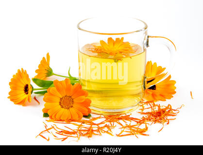 Calendula officinalis Pot marigold, ruddles, gemeinsame Ringelblume oder Scotch Ringelblume, pflanze Blume Teetasse in Klarglas, medizinische Heilmittel Konzept. Isol Stockfoto