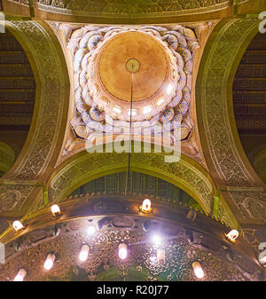 Kairo, Ägypten - Dezember 21, 2017: Die geschnitzten Kuppel des "Al-Rifai Moschee, mit Waben Mustern verziert und bemalt, am 21. Dezember in Kairo. Stockfoto