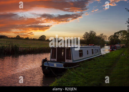 Schmalboote am Ashby Canal nahe Burton Hastings, Warwickshire, England, Großbritannien: Spektakulärer Sonnenuntergang. Stockfoto