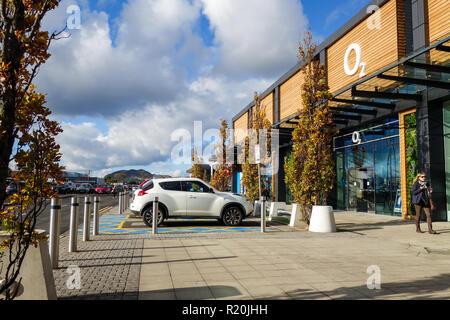 Retail Park, Geschäfte und Parkplätze in Edinburgh. Stockfoto