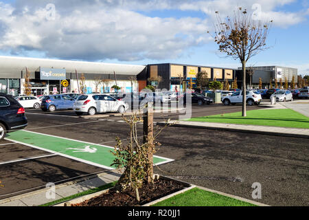 Retail Park, Geschäfte und Parkplätze in Edinburgh. Stockfoto