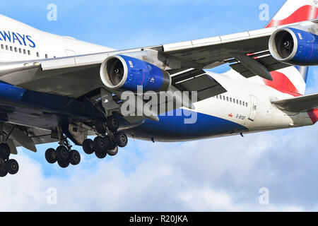 LONDON, ENGLAND - NOVEMBER 2018: Nahaufnahme der Motoren, Räder und die Klappen einer Boeing 747 "Jumbo Jet", wie es in London Heathrow nach Land Stockfoto