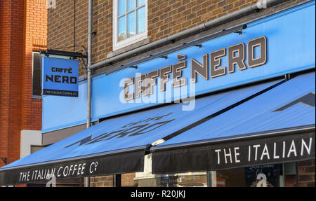 WINDSOR, ENGLAND - NOVEMBER 2018: Von außen ein Zweig der Caffe Nero Coffee Shop in Windsor Innenstadt. Stockfoto