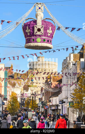 WINDSOR, ENGLAND - NOVEMBER 2018: die Große königliche Krone von Leitungen über eine Straße in Windsor Innenstadt ausgesetzt als Teil der Weihnachtsdekorationen. Wi Stockfoto