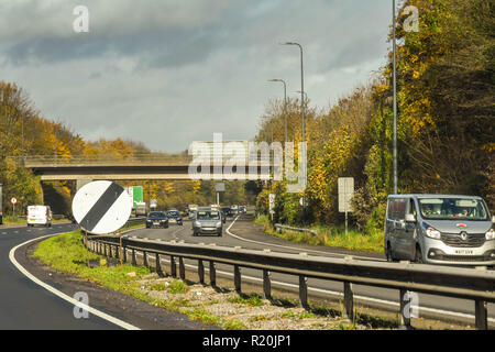 TAFFS WELL in der Nähe von Cardiff, Wales - NOVEMBER 2018: Verkehr auf der A470 Dual Carriageway an Taffs Well. Stockfoto