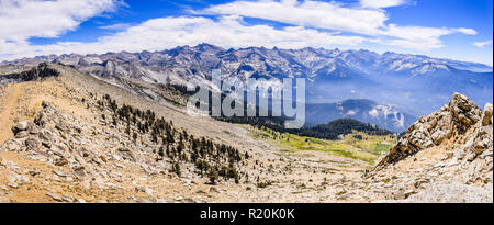 Alpine Landschaft und Blick auf die östlichen Berge der Sierra Nevada als aus Alta Peak an einem sonnigen Sommertag gesehen; Sequoia National Park, Kalifornien Stockfoto