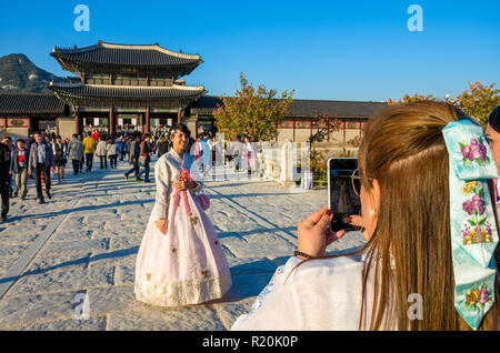 Freunde, die traditionelle koreanische Kleid, der Hanbok nehmen Sie Fotos vor dem Gyeongbokgung Palast in Seoul, Südkorea. Stockfoto