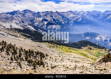 Alpine Landschaft und Blick auf die östlichen Berge der Sierra Nevada als aus Alta Peak an einem sonnigen Sommertag gesehen; Sequoia National Park, Kalifornien Stockfoto