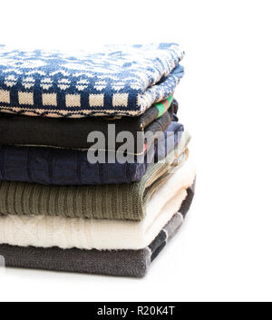 Gefaltete Strick Pullover isoliert auf weißem Stockfoto
