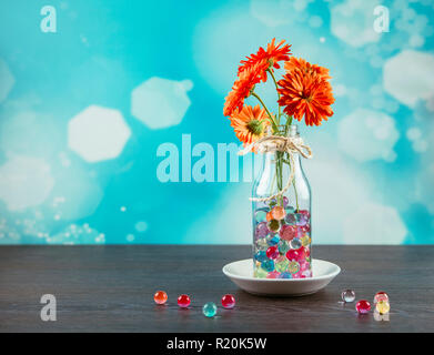 Wasser Kristall Gel oder Wasser perlen ist ein Gel, das enthält eine große Menge an Wasser. Andere Farbe Spaß jelly Wasser Raupe in einer Vase, Dekoration. Stockfoto