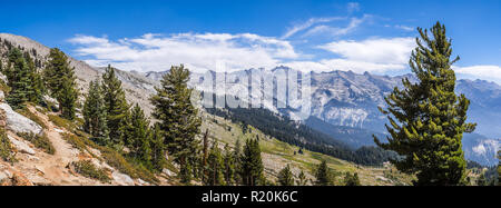 Landschaft in den Bergen der Sierra Nevada als Vom trail Alta Peak, Sequoia National Park, Kalifornien gesehen Stockfoto