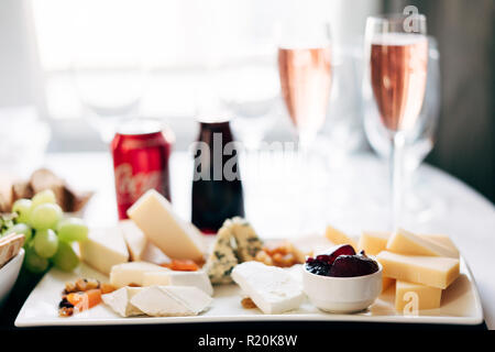 Zwei Gläser Champagner Rosé mit Käse Stockfoto