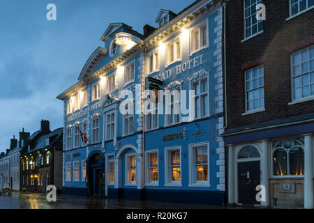 Die Dukes Head Hotel am Dienstag Marktplatz King's Lynn bei Dämmerung auf einem nassen und regnerischen Nacht. Stockfoto