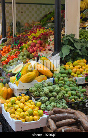 Markt mit einer Vielzahl von Früchten, wie Persimonen, Birnen, Cherimoyas, Erdbeeren Stall, Granatäpfel... Stockfoto