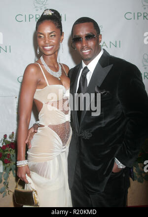 Sean 'P. Diddy" Combs und Kim Porter ankommen zu Sean "P Diddy" Combs Royal Geburtstag Kugel an Cipriani, New York City, das am 11. April 2004 statt. Stockfoto