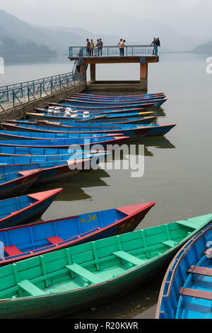 Bunte Ruderboote zu mieten, Phewa See, Pokhara, Nepal. Stockfoto