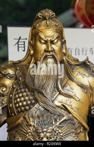 Nahaufnahme einer Bronzeskulptur des alten chinesischen Krieger - Gott Guan Yu auf einer Straße von Pokhara, Nepal angezeigt. Stockfoto