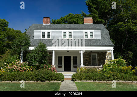 Haus mit zwei Schornsteine, Bar Harbor, Maine, USA. Stockfoto