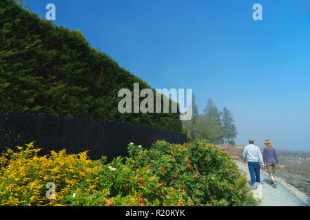 Paar bei einem Spaziergang am Ufer Pfad in Bar Harbor, Maine, USA. Stockfoto