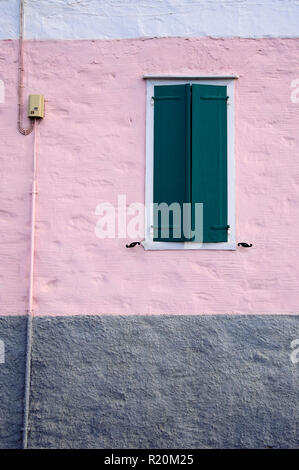 Dunkel grünen Fensterläden eine Trikolore außen Putz an der Wand. Griechische Insel Tinos. Stockfoto