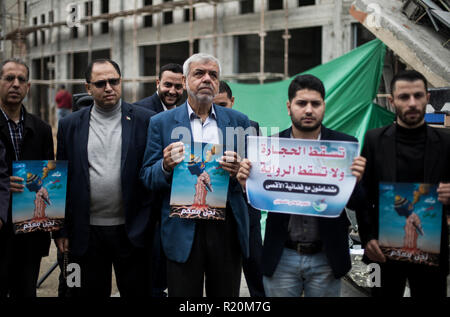 Die Demonstranten werden gesehen, Plakate während des Protestes. Palästinensische Journalisten nehmen Teil während der Protest gegen das Ziel der Fernsehsender al-Aqsa TV, die durch die israelischen Luftangriffe in Gaza Stadt zerstört wurde. Stockfoto