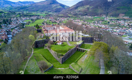 Französische Haus mit grünen Fensterläden Stockfoto, Bild: 115994687