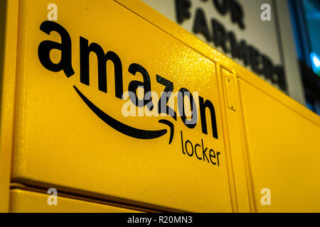 November 15, 2018 Santa Clara/CA/USA - Nahaufnahme von Amazon Logo auf einer Ihrer Amazon Schließfächer in einem Store in der San Francisco Bay Area. Stockfoto