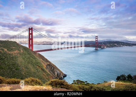 Blick auf die Golden Gate Brücke in San Francisco und Marin Headlands, an einem bewölkten Nachmittag Stockfoto