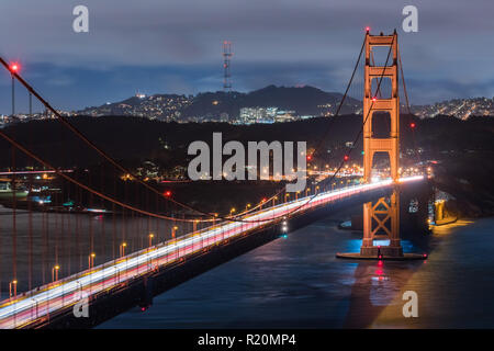 Nacht Blick auf die Golden Gate Bridge, Twin Peaks und die Sutro tower Bereich im Hintergrund, San Francisco, Kalifornien Stockfoto