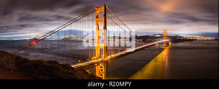 Panoramablick auf die Nacht Blick auf die Golden Gate Bridge, San Francisco Downtown Bereich im Hintergrund, Kalifornien Stockfoto