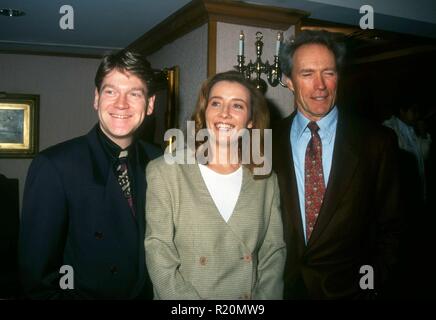 LOS ANGELES, Ca - 19. Januar: Schauspieler Kenneth Branagh, Schauspielerin Emma Thompson und Schauspieler und Regisseur Clint Eastwood besuchen Los Angeles Filmkritiker Circle Awards am 19. Januar 1993 im Bel Age Hotel in Los Angeles, Kalifornien. Foto von Barry King/Alamy Stock Foto Stockfoto