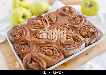 Apfel und Zimt süße Brötchen Stockfoto