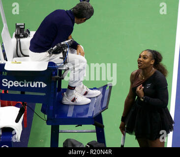 23 Grand-Slam-champion Serena Williams mit Stuhl-schiedsrichter Carlos Ramos während Ihrer 2018 uns letzten offenen Spiel im National Tennis Center argumentiert Stockfoto