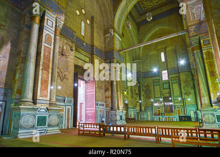 Kairo, Ägypten - Dezember 21, 2017: Die schöne Dekoration der Wände in Al-Rifai" (Royal) Moschee mit Stein, Mosaik, Schnitzereien und lackiert Details, auf Stockfoto