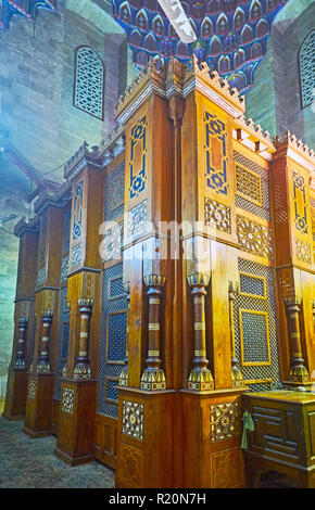 Kairo, Ägypten - Dezember 21, 2017: Der aus Holz geschnitzte Mausoleum von Sheikh Ali Abu Shibbak al-Rifai, in (Royal) Al-Rifai-Moschee entfernt, am 21. Dezember i Stockfoto