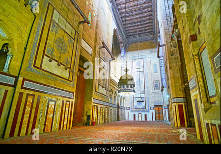 Kairo, Ägypten - Dezember 21, 2017: Orbate weiblichen Gebet Halle in historischen Al-Rifai (Royal) Moschee mit Vintage Kronleuchtern, am 21. Dezember in Kairo. Stockfoto