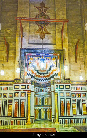 Kairo, Ägypten - Dezember 21, 2017: Die malerische Stein mihrab im Mausoleum des Mohammad Reza Shah Pahlavi Iran in Al-Rifai (Royal) Moschee, am 2. Dezember Stockfoto