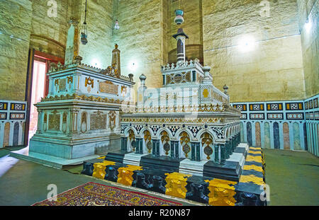 Kairo, Ägypten - Dezember 21, 2017: Der steinerne Sarkophag der Königlichen Familie Mitglieder in Al-Rifai (Royal) Moschee, am 21. Dezember in Kairo. Stockfoto