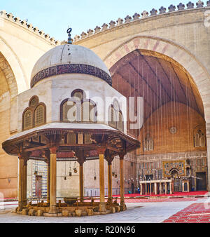 Kairo, Ägypten - Dezember 21, 2017: Das open air Gebet Hall des Sultan Hassan Mosque-Madrasa hinter dem schönen Waschung Brunnen, am 21. Dezember in C Stockfoto