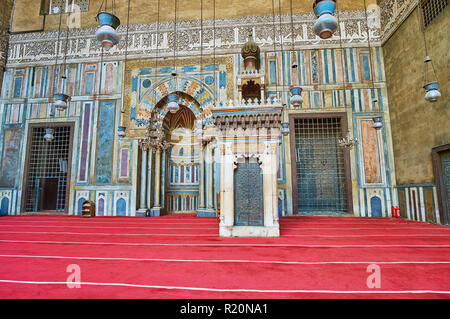 Kairo, Ägypten - Dezember 21, 2017: Die reichen Steindekore von Sultan Hassan Mosque-Madrasa, die Mihrab und Minbar mit komplizierten Mustern von abgedeckt sind Stockfoto