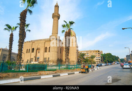 Kairo, Ägypten - Dezember 21, 2017: Der breite Straße vor der mittelalterlichen Al-Mahmoudia Moschee, am Salah El-Deen Square, am 21. Dezember in Stockfoto
