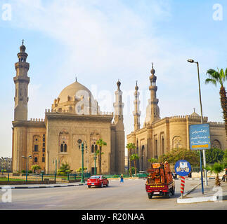 Kairo, Ägypten - Dezember 21, 2017: Salah El-Deen Platz öffnet sich der Blick auf den mittelalterlichen Sultan Hassan Mosque-Madrasa und die Royal (Al-Rifai') Moschee, locat Stockfoto