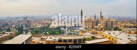 Die Skyline von Islamischen Kairo von der Zitadelle von Saladin genießen Sie mit Blick auf hohen minarette von Sultan Hassan und Al-Rifa' ich historischen Moscheen, Ägypten. Stockfoto