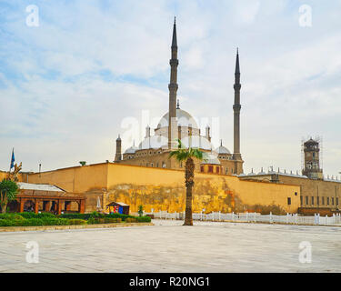 Die großen osmanischen Stil Alabaster (Muhammad Ali) Moschee mit schlanken Minaretten ang massiven Kuppeln ist hinter der inneren Mauer der Zitadelle von Saladin, Cair gesehen Stockfoto