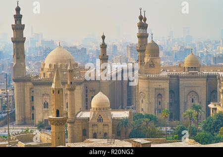 Historische Ensemble von Salah El-Deen Quadrat von der Zitadelle von Saladin, mit Blick auf die Kuppeln und Minarette von Al Rifai', die Sultan Hassan und Al-Mahmoudia mo Stockfoto