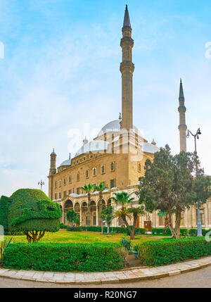 Kairo, Ägypten - Dezember 21, 2017: Die malerische Ziergarten in der Zitadelle von Saladin vor Alabaster (Muhammad Ali) Moschee, am 21. Dezember in Kairo Stockfoto