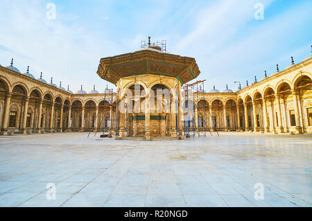 Waschung Brunnen und Arkaden aus Alabaster (Muhammad Ali) Moschee, mit geschnitzten Stuck und Holz- Mustern verziert, Zitadelle von Saladin, Kairo, Ägypten. Stockfoto