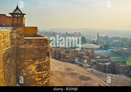 Der Wehrgang in der Zitadelle von Saladin mit einem Blick auf die Stadt und den Sonnenuntergang Himmel, Kairo, Ägypten. Stockfoto