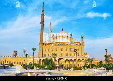 Kairo, Ägypten - Dezember 21, 2017: Die malerische steinernen Löwen Brunnen im Garten der Zitadelle von Saladin mit Blick auf Muhammad Ali (Alabaster) Moschee auf dem Ba Stockfoto